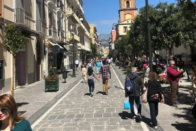 Descubre las calles vibrantes de sorrento, prueba helado artesanal, pasea por marina grande y explora el valle de los molinos con guía local. grupo pequeño y sabores típicos incluidos.