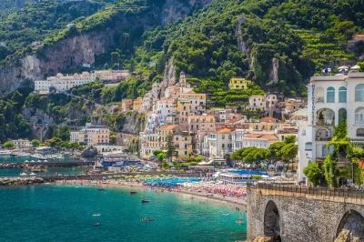 Explore sorrento, positano e amalfi em um dia saindo de napoli com guia local, grupo pequeno e almoço em terraço com vista para o mar. inclui transporte e comentários ao vivo.