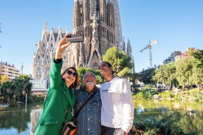 Descubre la sagrada familia en barcelona con entrada sin colas, grupo reducido y guía local que te cuenta las historias de gaudí. incluye auriculares para audio claro.
