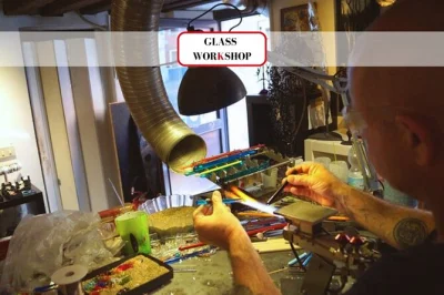 Viva a experiência de um ateliê veneziano com massimiliano caldarone. crie sua própria peça em vidro, leve para casa e aproveite desconto nas obras do artista.