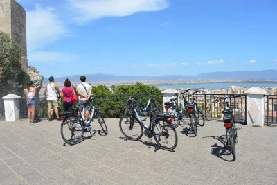 Descubre las colinas, aromas y rincones secretos de cagliari en un tour en bici eléctrica con paradas para café, vistas panorámicas y relatos de un guía local. incluye bici y agua embotellada.