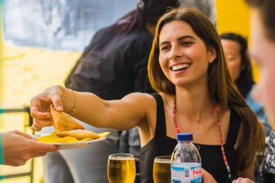 Explore a mouraria em lisboa com guias locais num tour de comida e vinho com degustações sentadas, parada em casa de fado e histórias do bairro. grupos pequenos, bebidas incluídas.