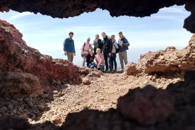 Sinta a lava do etna sob seus pés, explore uma gruta de lava de verdade e prove mel siciliano neste passeio de meio dia saindo de taormina, com guia local e transporte incluídos.