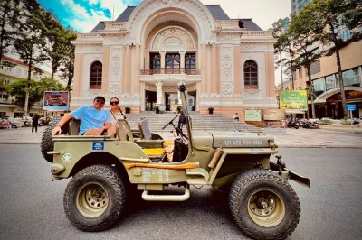 Erlebe ho-chi-minh-stadt aus einem original us-army jeep, entdecke die historischen straßen saigons, besuche das war remnants museum und shoppe auf dem ben thanh markt. inklusive abholung.