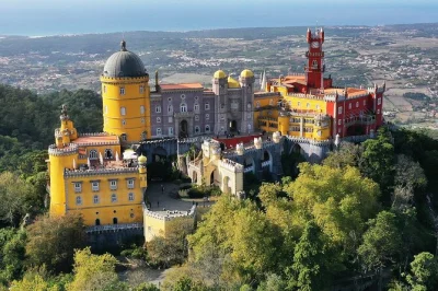 Explore os palácios de sintra, prove doces típicos e admire os penhascos do cabo da roca. inclui traslado, guia e almoço em grupo.