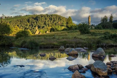 Scopri la quiete dei laghi di glendalough, guarda un vero cane da pastore al lavoro a wicklow e passeggia tra le vie di pietra di kilkenny. include pickup in centro e guida locale.