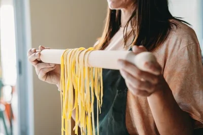 Impara a fare la pasta fresca, prepara un tiramisù perfetto e brinda con prosecco illimitato in un corso di cucina veneziano pratico e divertente. ingredienti inclusi e pranzo completo.