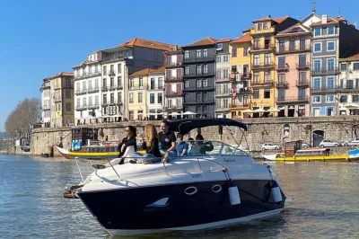 Scivola sul fiume douro a bordo di uno yacht privato, degustando vini portoghesi e specialità locali. include guida, pick-up e soste rilassate per foto indimenticabili.