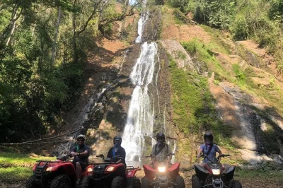 Vivi l’emozione di un tour guidato in atv da jaco a bijagual, nuota sotto una cascata di 9 metri e gusta un pranzo a base di tilapia fresca nella foresta pluviale. include pickup e attrezzatura.