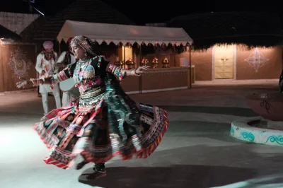 Découvrez le désert du thar depuis jaisalmer : balade à dos de chameau au coucher du soleil, dîner rajasthani, spectacle folklorique et visites de kuldhara & fort khaba.