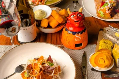 Scopri san jose con una passeggiata al mercato, assaggia il caffè locale, partecipa a un corso di cocktail e gusta una cena privata farm-to-table con guida e pickup.