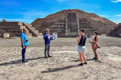Scopri teotihuacan prima della folla, passeggia tra antiche piazze, assaggia tequila in un laboratorio di ossidiana e gusta un pranzo tradizionale con guida locale—trasporto andata e ritorno incluso