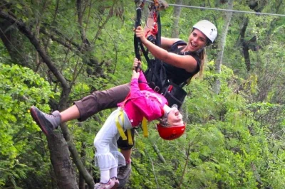 Erlebe den nervenkitzel auf oahus coral crater zipline mit sechs linien, erfahrenen guides und atemberaubendem dschungelblick. inklusive ausrüstung und gebühren – jetzt abenteuer buchen.