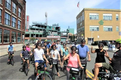 Explore os bairros de boston de bike, do aroma italiano do north end ao fenway park e beacon hill. inclui bike ou e-bike, capacete e guia local.