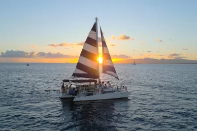 Erlebe den waikiki sonnenuntergang auf einem trimaran, schwimme direkt vom boot, segle an diamond head & magic island vorbei. byob, freundliche crew, einfache buchung – bring einfach dich mit.