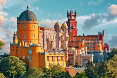Descubra os palácios de conto de fadas de sintra, jardins misteriosos e as falésias do atlântico neste passeio em grupo pequeno saindo de lisboa, com ingressos e transporte incluídos.