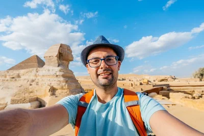 Vola da sharm el sheikh a il cairo per un giorno tra piramidi, gita in cammello a giza, visita al museo e passeggiata nel bazar con pranzo incluso.