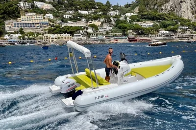 Siente la libertad de manejar tu propio barco por sorrento y la costa amalfitana, con capri al alcance. incluye mapas, equipo de snorkel y consejos locales—sin necesidad de licencia.