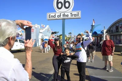 Sinta a vibe de los angeles em um tour de meio dia, do walk of fame ao píer de santa monica, com paradas para almoço e histórias locais. Ônibus com ar-condicionado e início flexível.