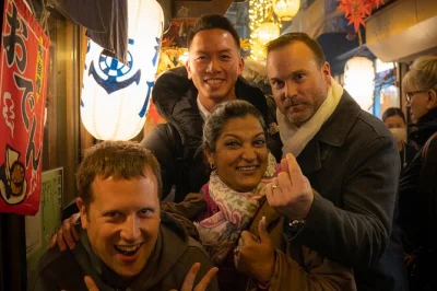 Scopri la vita notturna di tokyo con un tour dei bar a shinjuku: esplora omoide yokocho, kabukicho e golden gai con una guida locale. ingresso ai locali incluso.