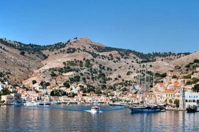 Symi a partir de rhodes de barco rápido, com 4 horas para explorar portos coloridos, provar comidas locais ou nadar. inclui ingresso e opcional traslado.