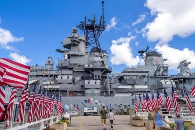 Erlebe pearl harbor hautnah: uss arizona memorial, battleship missouri und spannende geschichten von einheimischen. inkl. waikiki hoteltransfer und eintrittskarten.