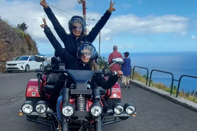 Scopri madeira in trike privato tra villaggi di pescatori, passerella di vetro e valle delle monache. soste flessibili, guida locale, caschi e giacche inclusi.