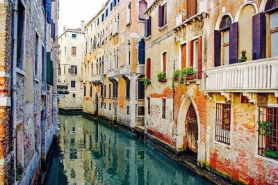 Descubra cannaregio e o bairro judeu de veneza com um guia nativo. ouça lendas antigas, veja a vida dos artesãos e termine no rialto. inclui traslado.