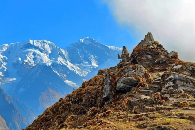 Scopri il trekking al mardi himal base camp in nepal. cammina tra le montagne dell’annapurna, incontra la gente gurung e goditi panorami spettacolari in 9 giorni di avventura.