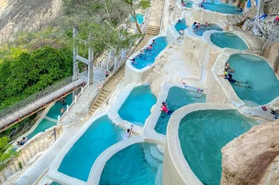 Scopri le piscine termali di tolantongo, esplora grotte nascoste e senti la freschezza delle cascate in un’escursione di un giorno da città del messico. trasporto e guida inclusi.