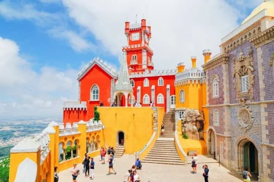 Explore sintra e o palácio da pena sem filas neste tour em grupo pequeno saindo de lisboa. prove doces típicos, saboreie licor de cereja, caminhe pelas ruas históricas e aproveite o transporte com 