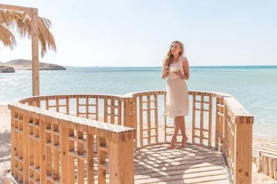 Sinta a brisa do mar vermelho em um passeio de snorkel de dia inteiro na orange bay saindo de hurghada, com duas sessões guiadas nos recifes, esportes aquáticos, almoço e traslado incluídos.