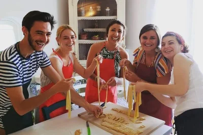 Descubra a cozinha de uma família em praiano, aprenda a fazer pratos napolitanos tradicionais, deguste vinho caseiro e compartilhe histórias durante o almoço ou jantar. ingredientes inclusos.