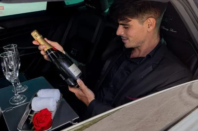 Arriva a cancun aeroporto e sali su una sedan privata di lusso, rilassati con bevande fresche a bordo e lascia che il tuo autista locale si occupi di tutto—include pickup, wifi e acqua in bottiglia.