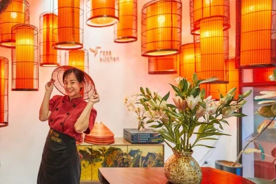 Descubre hanoi con un paseo por el mercado, aprende a cocinar platos vietnamitas en una villa con jardín y disfruta un almuerzo auténtico. incluye traslado y guía local.