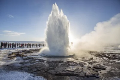 Scopri il golden circle da reykjavik: senti la freschezza di gullfoss, cammina nella faglia di Þingvellir e ammira le acque blu di bruarfoss con un tour in piccolo gruppo e pick-up incluso.