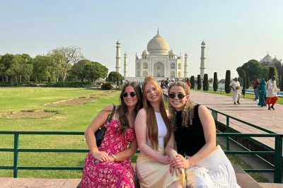 Conheça o taj mahal sem filas em tour privativo saindo de agra, delhi ou jaipur. inclui pickup no hotel, opções flexíveis e histórias locais durante o passeio.