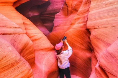 Wake up early for a small-group day trip from las vegas to lower antelope canyon, horseshoe bend, and lake powell—includes breakfast, lunch, and a navajo guide.