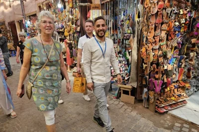 Descubre marrakech con sus colores, historias y el aroma del té de menta. visita el palacio de la bahia, los zocos y el barrio judío en grupo pequeño con guía local.