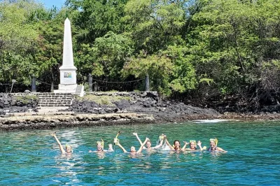 Disfruta snorkel en kealakekua bay, explora cuevas marinas cerca del monumento a captain cook y descubre historias hawaianas con guía. incluye snacks y equipo.