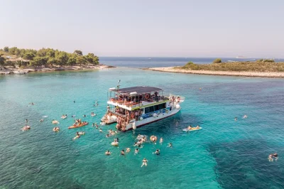 Siente la brisa del adriático navegando desde split a hvar, brač y las islas pakleni. nada, haz snorkel y disfruta de un almuerzo a bordo con bebidas y tripulación local.