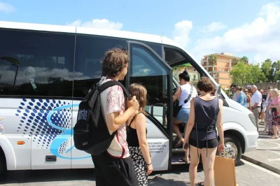 Descubra a costa amalfitana em um passeio de um dia saindo de nápoles, com paradas em positano, amalfi e sorrento. inclui transporte, guia local, paisagens incríveis e degustação de limoncello.
