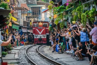 Descubre hanoi en un tour privado de medio día: pasea por train street, visita el mausoleo de ho chi minh y explora el casco antiguo con guía local y entradas incluidas.