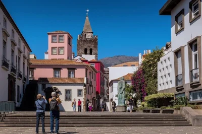 Scopri il centro storico di funchal con una guida locale, assapora i colori e i profumi del mercato e ascolta storie autentiche dai volontari universitari. tour completo con guida inclusa.
