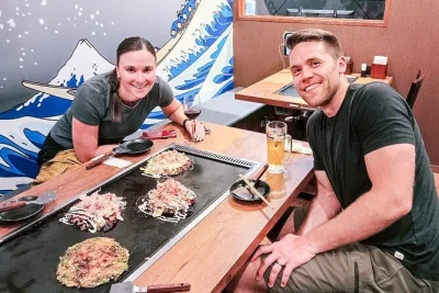 Scopri osaka passeggiando tra dotonbori e shinsekai, assaggia kushikatsu, okonomiyaki, takoyaki e percorri vicoli nascosti con una guida locale—cibo, bevande e pick-up inclusi.