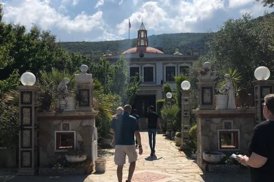 Vapor en un hamam de kusadasi mientras manos expertas eliminan el cansancio del viaje—incluye recogida en hotel, exfoliación y masaje con jabón para un auténtico baño turco.