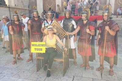 Descubre el palacio de diocleciano en split con un guía privado, escucha historias auténticas y pasea por el paseo de la riva. grupo pequeño y accesible para sillas de ruedas.
