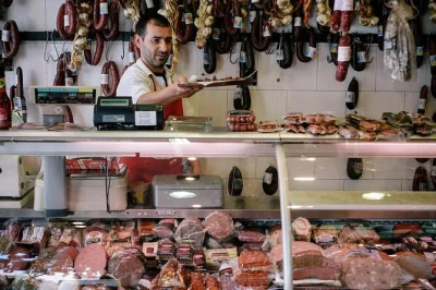 Entdecke athens plaka mit einem lokalen guide, koste traditionelle familienrezepte und genieße griechischen kaffee. inklusive mittagessen, getränke und verkostungen.