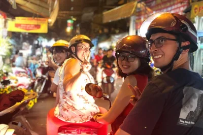 Erkunde ho-chi-minh-stadt per scooter, probiere über 7 streetfood-klassiker, inklusive hoteltransfer und guide. tauche ein in lebhafte märkte und versteckte gassen.