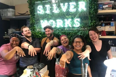 Realizza il tuo anello in argento sterling nel laboratorio di drury street a dublino, guidato da gioiellieri locali. materiali inclusi, assistenza esperta e una dolce sorpresa al cioccolato.